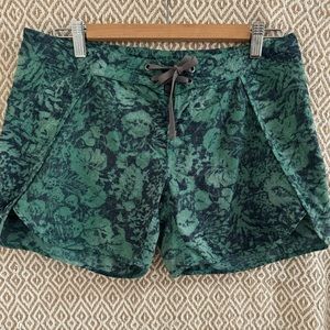 Patagonia Women’s Board Shorts Hawaiian Vintage Print Green and Blue size 6